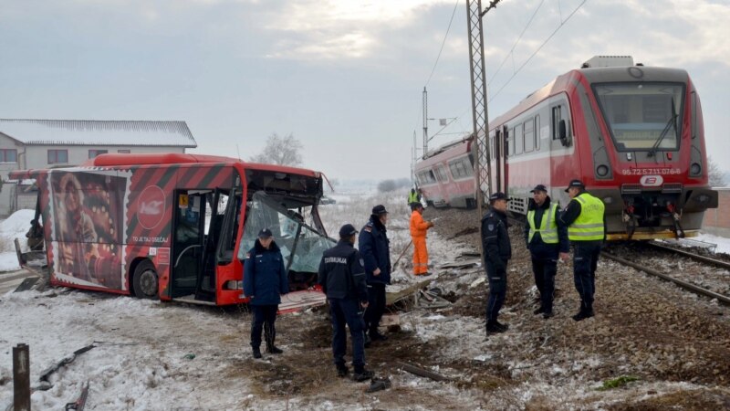 Сербияда автобус менен поезд кагышып, беш киши мерт болду