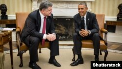 Президент України Петро Порошенко (ліворуч) під час зустрічі з президентом США Бараком Обамою. Вересень 2014 року