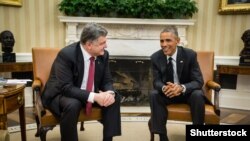 Президент США Барак Обама беседует с президентом Украины Петром Порошенко во время встречи в Вашингтоне, 18 сентября 2014 года.