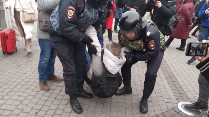 В Петербурге задерживали активистов на пикете против поправок в Конституцию 