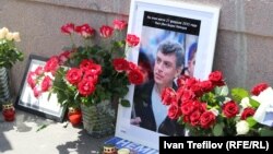 Народный мемориал Бориса Немцова на месте его убийства 