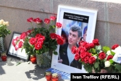 Борис Немцов қаза тапқан жерге қойылған гүл шоқтары. Мәскеу, 7 маусым 2015 жыл.