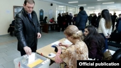 Ереван мэрі Тарон Маркарян референдумда дауыс беріп тұр. Армения, 6 желтоқсан 2015 жыл. 