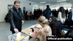 Мэр Ерэвану Тарон Маргаран, падчас галасаваньня на рэфэрэндуме. Ерэван, 6 сьнежня 2015 году 