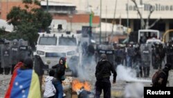 Столкновения протестуюших венесуэльцеы с полицией (архив)