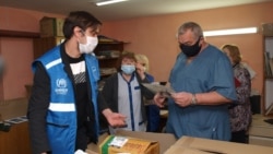 Игорь Корчак (справа) принимает гуманитарную помощь