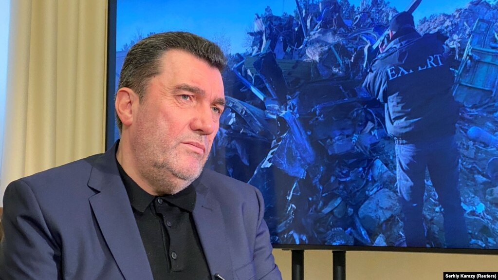 اولکسی دانیلوف، رئیس شورای امنیت ملی و دفاعی اوکراین، گفته کی‌یف روز پس از سرنگونی هواپیما به‌طور قطع می‌دانست دلیل سقوط هواپیما چیست