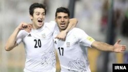 مهدی طارمی (راست) گل پیروزی‌بخش ایران مقابل قطر را به ثمر رساند.