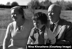 Нина Хрущева сидит на коленях у Никиты Хрущева, 1967