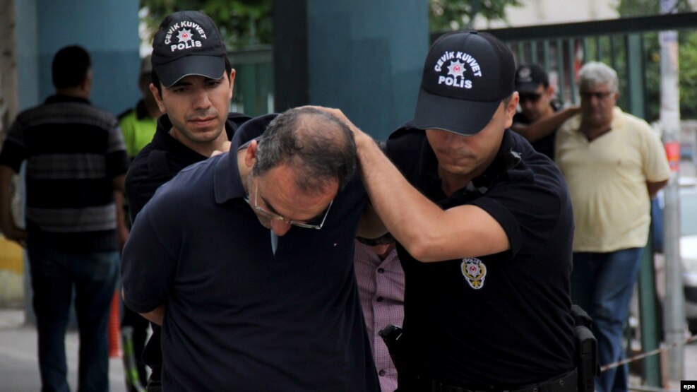 Policia e Turqisë duke e arrestuar një ushtar pas puçit të dështuar 
