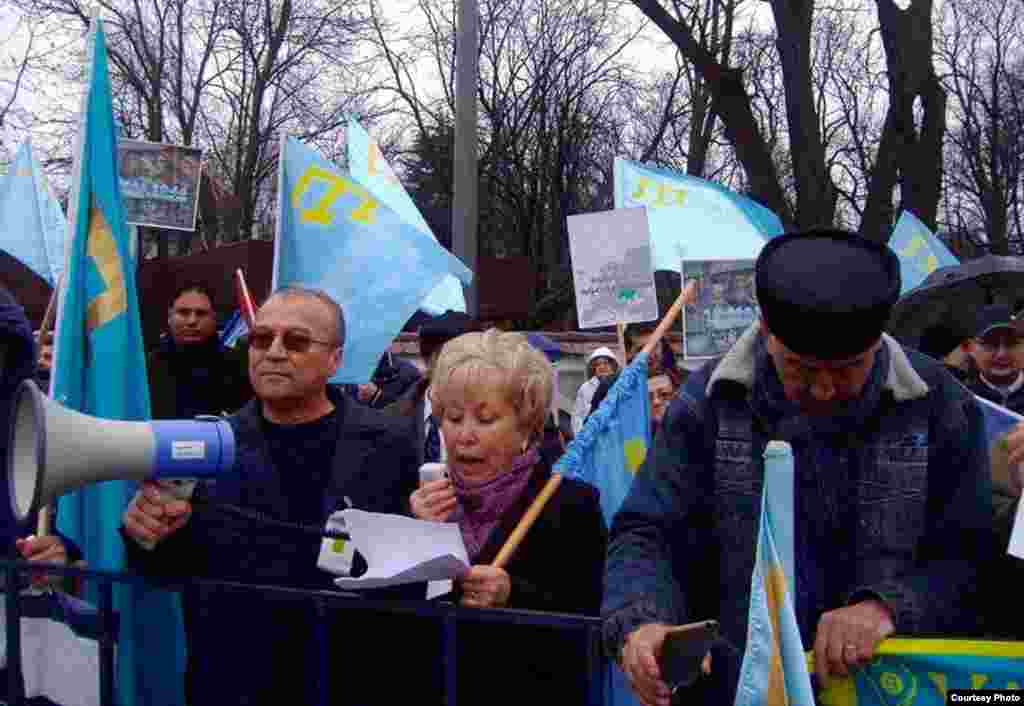 Романия кырымтатарлары 2016 елның 27 февралендә башкала Бухаресттагы Русия илчелеге каршында Кырым аннексиясенә каршы протест чарасы уздыра. Алда, мегафон белән, Неджат Сали.