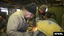 Ауылшаруашылығы техникасы зауытының жұмысшылары еңбек кезінде. Петропавл, маусым, 2009 ж.