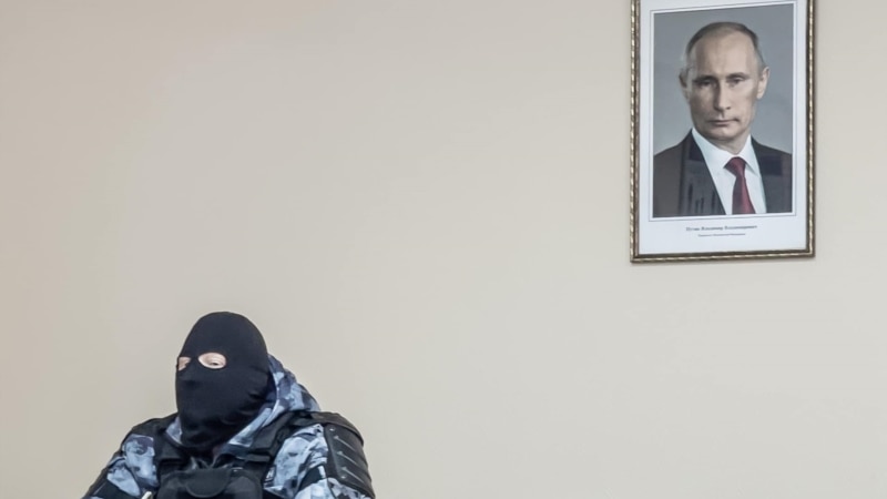 Акси полиси Маскав зери портрети Путин бо 2 млн рубл ба фурӯш рафт  