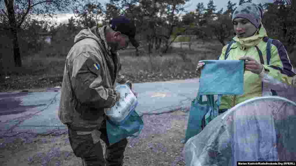 Сєвєродонецьк. Окрім допомоги силовикам, волонтери намагаються розподілити гуманітарну медичну допомогу і серед місцевого населення, яке потребує медикаментів. Волонтери зупинилися біля жінки, яка зустріли на своєму шляху. У неї дитина із ДЦП важкої стадії