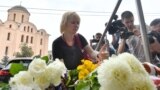 Flori și ofrande de lumină în fața ambasadei Olandei la Kiev, 17 iulie 2018
