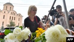 Flori și ofrande de lumină în fața ambasadei Olandei la Kiev, 17 iulie 2018
