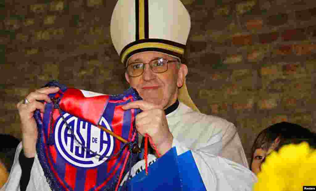 Хорхе Марио Бергольодо до избрания папой римским&nbsp;с вымпелом своей любимой футбольной команды &quot;Сан-Лоренсо&quot; (Аргентина)