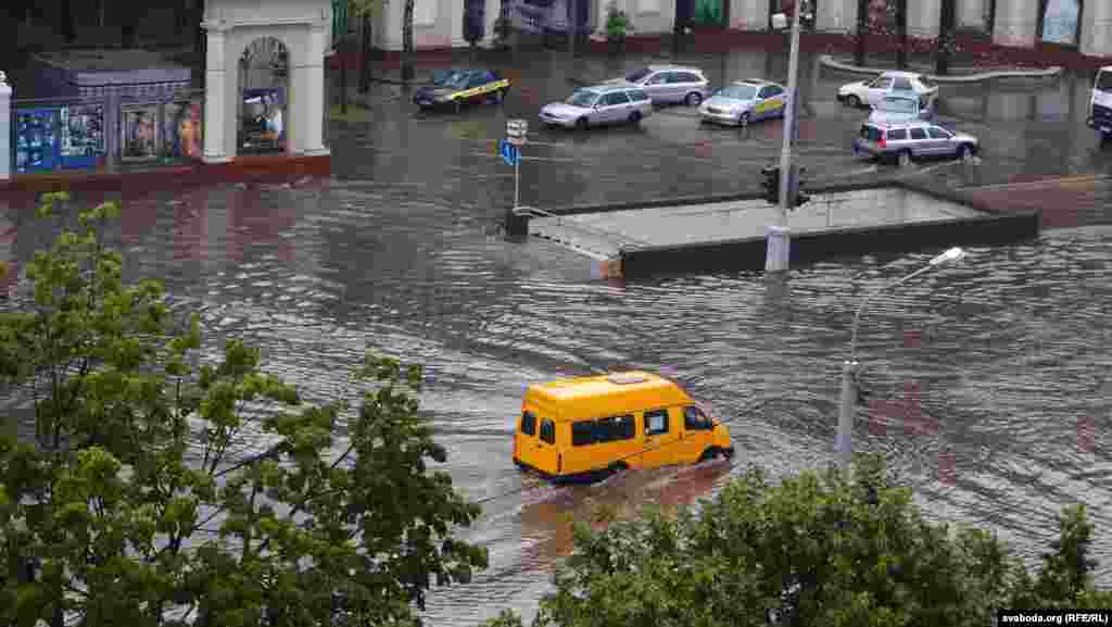 Патоп каля парку Чалюскінцаў