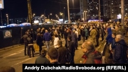 Мітинг на перекритій дорозі біля метро Героїв Дніпра
