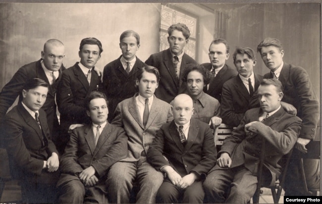 Associazione letteraria "Uvzysha".  Todar Klyashtorny è il quarto da destra nella fila in alto.  Minsk, 1928