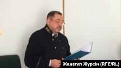 Судья Ахметкали Молдагалиев зачитывает приговор главарю преступной группировки «Четыре брата». Актобе, 2 августа 2018 года.