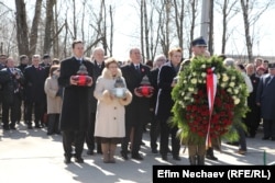 Траурная церемония в Смоленске по случаю 5-й годовщины катастрофы польского президентского самолета. 10 апреля 2015 года