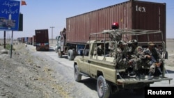 Pakisztáni paramilitáris egység kísér egy afganisztáni NATO-egységekhez tartó utánpótlási konvojt 2012. július 16-án