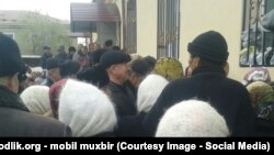 Ташкентские старики стоят в очереди за пенсией.