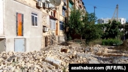 Ýaşaýyş jaýyň gapdalyndan raýatlaryň goşmaça guran otaglary we howlular soňky onýyllykda häkimiýetler tarapyndan köpçülikleýin ýok edildi. Türkmenabat (arhiw suraty) 