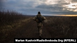 Украинский военный следует на позиции в Луганской области