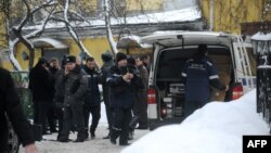 Поліція і слідчі у дворі ресторану в Москві, де вбили «Діда Хасана», 16 січня 2013 року