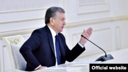 Президент Ш. Мирзиёев расмийларнинг пандемияни сабаб қилиб таълим тизимини такомиллаштириш бўйича ишларни кечиктиришга мутлақо ҳаққи йўқлигини урғулаган.