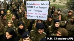 Pakistanda polis qadınların 8 mart yürüşü