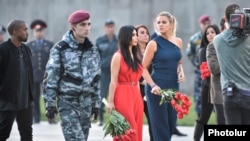 2015-ci ilin aprelində Kim Kardashian bacısı Khloe Kardashianla erməni qətliamının 100 illiyində iştirak etmək üçün Yerevana səfər edib