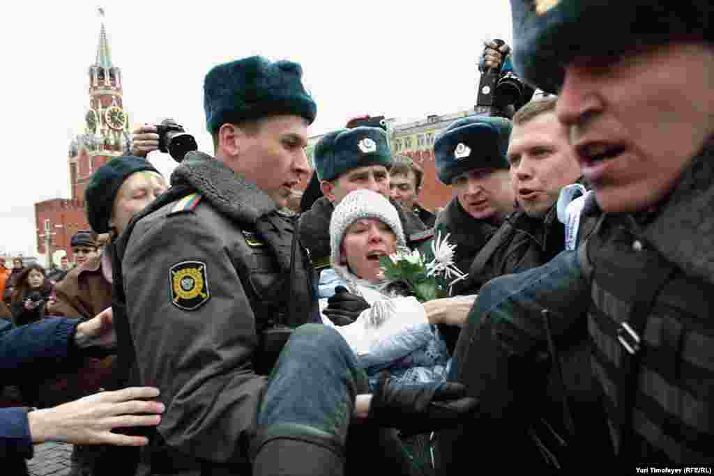 Евгению Чирикову задерживают за установку зеленой палатки на Красной площади
