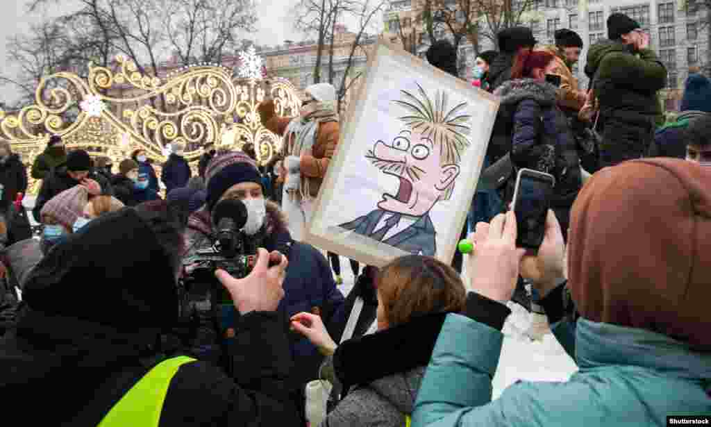 РУСИЈА - Русија денеска го бранеше протерувањето на тројца дипломати од Германија, Полска и Шведска за наводно учество во неовластени протести за поддршка на затворениот дисидент Алексеј Навални, јави германската новинска агенција ДПА. Портпаролот на Кремљ, Дмитриј Песков, изјави дека Москва била јасна кога кажала дека такво нешто нема да толерира.