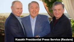 Президент России Владимир Путин (слева), президент Казахстана Нурсултан Назарбаев и президент Узбекистана Шавкат Мирзияев на неформальной встрече в Сарыагаше. 20 октября 2018 года.