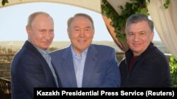 Gazagystan. Wladimir Putin (Ç), Nursoltan Nazarbaýew (O) we Şawkat Mirziýoýew. Arhir suraty, 2018.