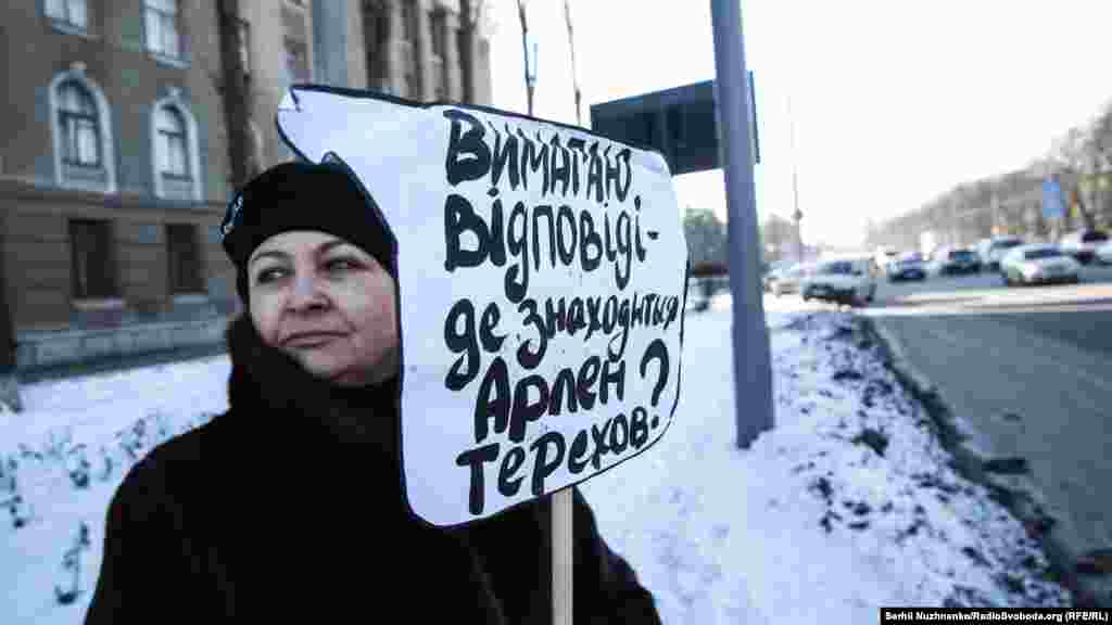 Они держали плакаты, призывающие Россию расследовать факты исчезновения крымчан на полуострове с 2014 года &nbsp;