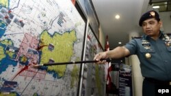 Ինդոնեզիայի նավատորմի որոնողական և փրկարարական թիմի հրամանատար ծովակալ Աբդուլ Ռաշիդը քարտեզի վրա ցույց է տալիս որոնողական աշխատանքների շրջանը, 29-ը դեկտեմբերի, 2014թ․