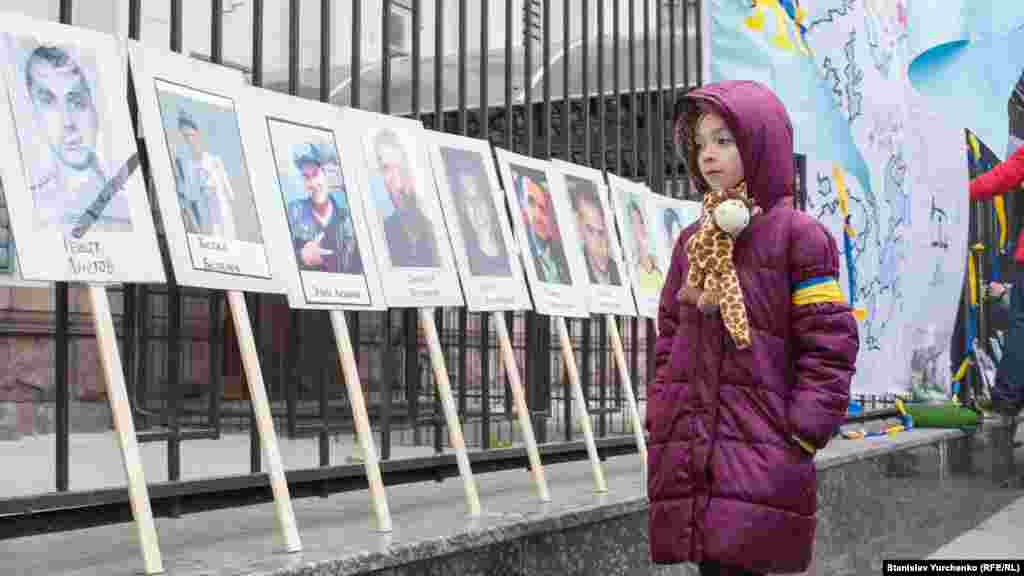 У забора российского посольства были выложены портреты крымчан, которые находятся в тюрьмах на территории аннексированного Россией Крыма, а также пропавших без вести крымчане.