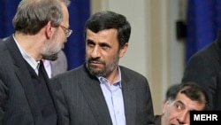 از راست: محمدرضا باهنر، محمود احمدی نژاد و علی لاریجانی.