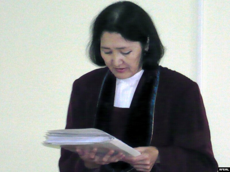 Судья Акгуль Карасаева озвучивает приговор в отношении бывшего советника Бектурганова. Уральск, 13 августа 2009 года. 
