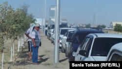 Автолюбители стоят в очереди за бензином. Актау, 20 августа 2014 года.