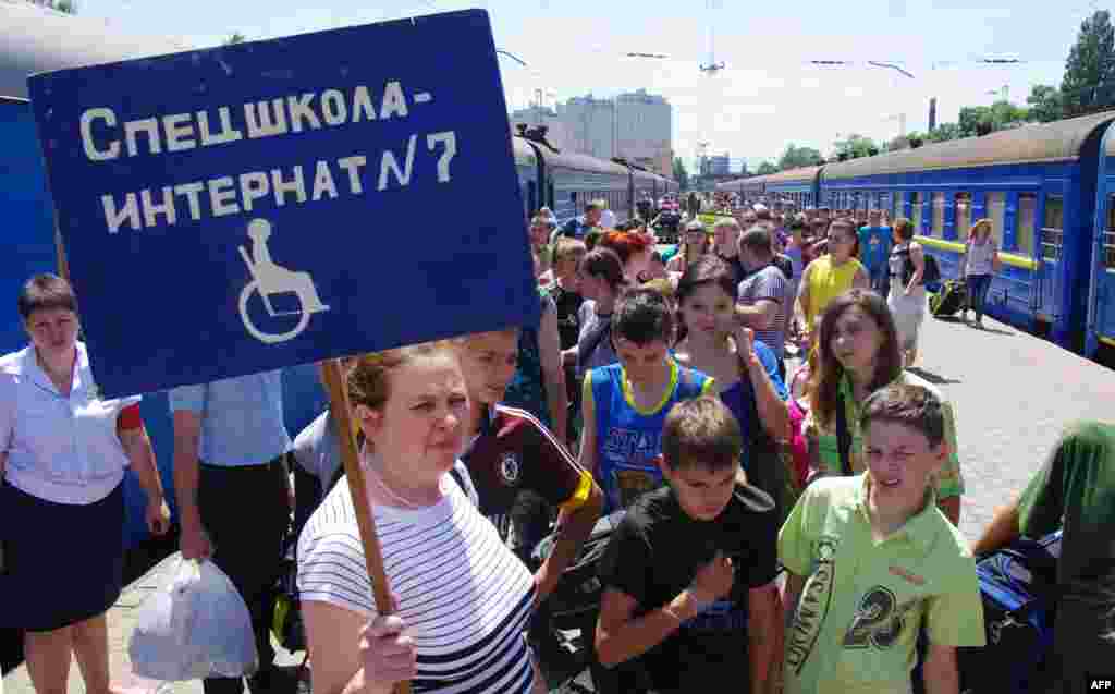 Воспитанники интерната прибыли из Луганска в Одессу, спасаясь от боевых действий - 6 июня 2014 года