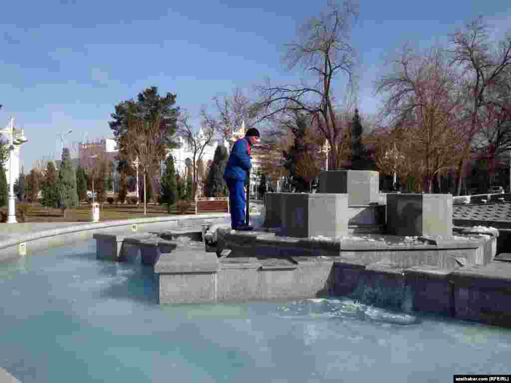 В ночь с 29-го на 30 января в Ашхабаде, из-за десятиградусного мороза, замерзла вода в уличных фонтанах. В течение дня сотрудники коммунальных хозяйств города очистили фонтаны от наледи.&nbsp;