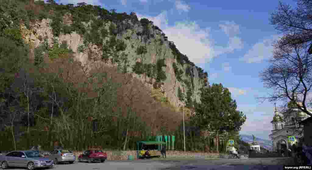 Ай-Никола возвышается над верхним шоссе Ялта &ndash; Симеиз. Высота горы &ndash; 400 метров над уровнем моря