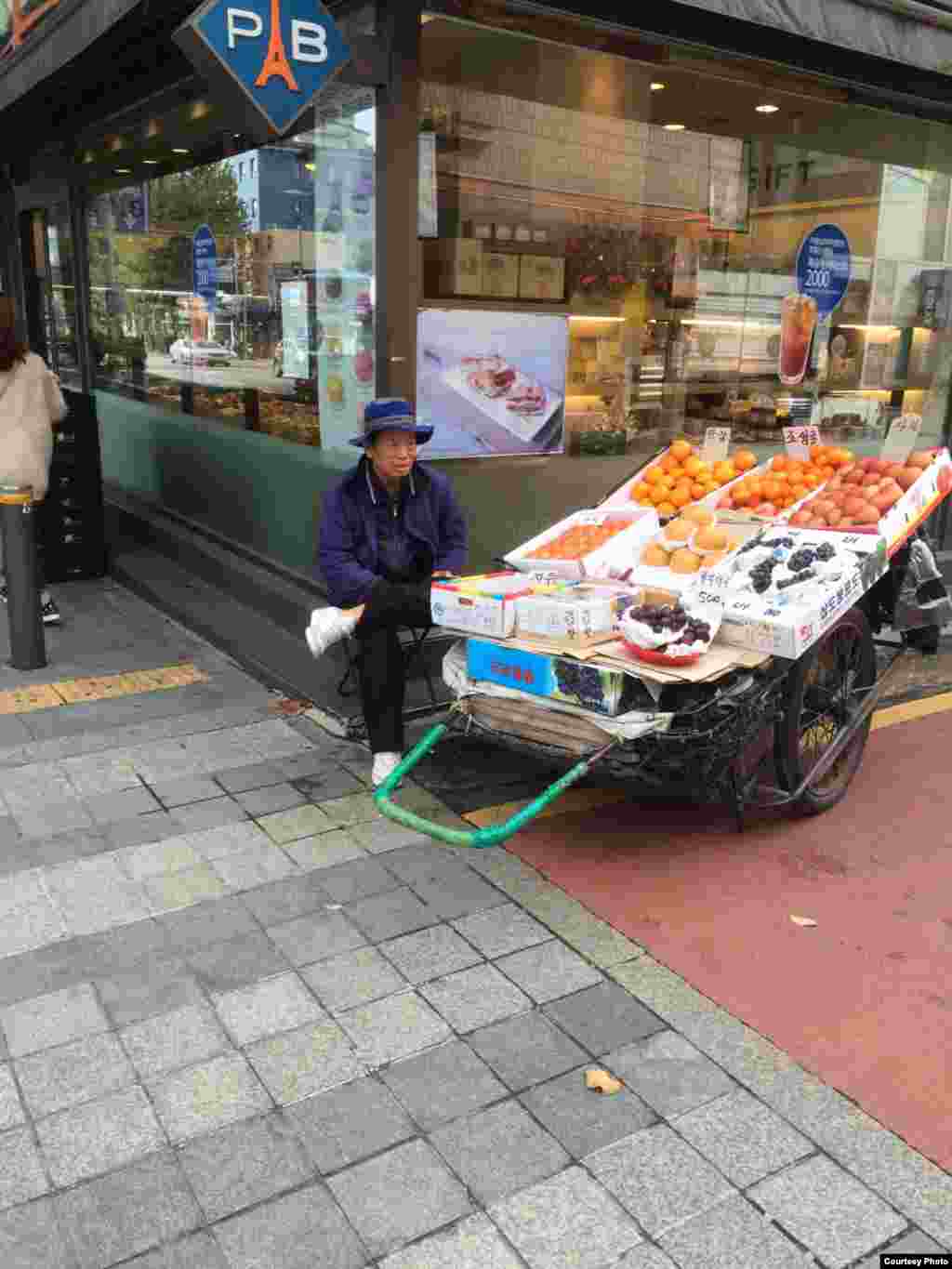 Түштүк Кореядагы соодагер. Автор: Бакыт.&nbsp;