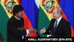 Rusiya prezidenti Vladimir Putin (sağda) Evo Moraleslə bu ilin yayında Moskvada görüşərkən