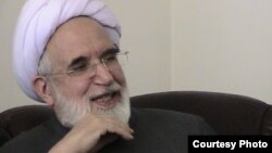 مهدی کروبی از بهمن سال ۱۳۸۹ در حصر خانگی است. فرزند آقای کروبی اعتقاد دارد که حسن روحانی نسبت به وضعیت پدر او و دیگر محصورین بی‌توجه است.